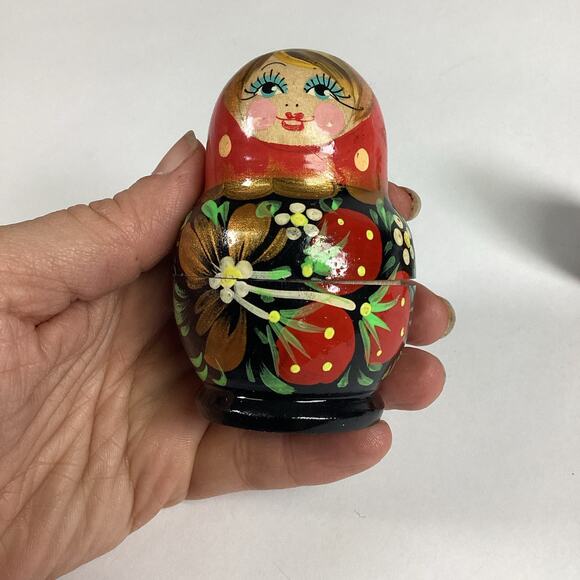 Set Of 5 Strawberries Hand Painted Wooden Russian Nesting Dolls - Picture 3 of 10